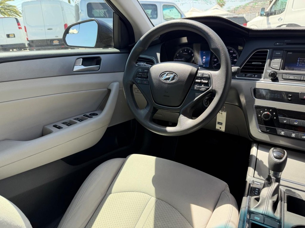 Hyundai Sonata Vehicle Full-screen Gallery Image 23