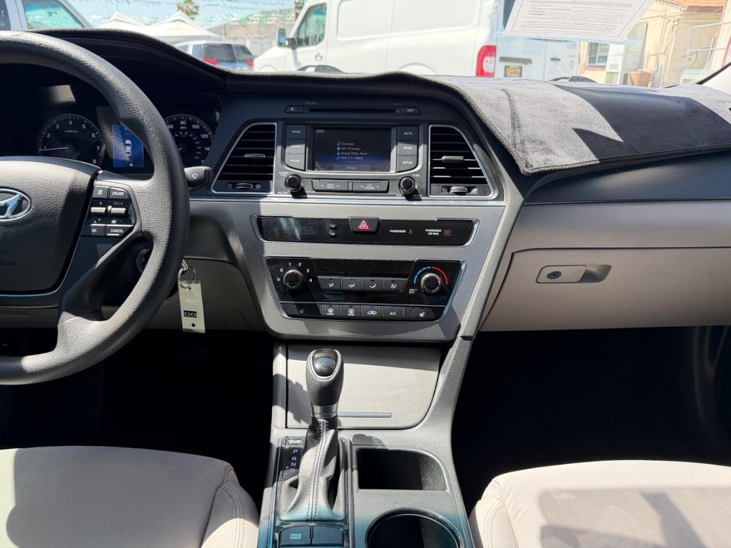 Hyundai Sonata Vehicle Full-screen Gallery Image 24