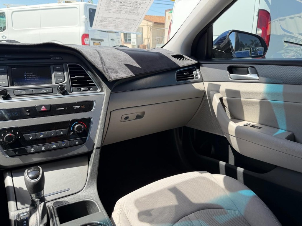 Hyundai Sonata Vehicle Full-screen Gallery Image 25