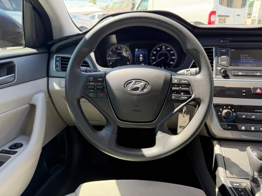 Hyundai Sonata Vehicle Full-screen Gallery Image 26
