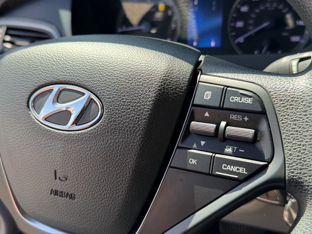 Hyundai Sonata Vehicle Full-screen Gallery Image 28