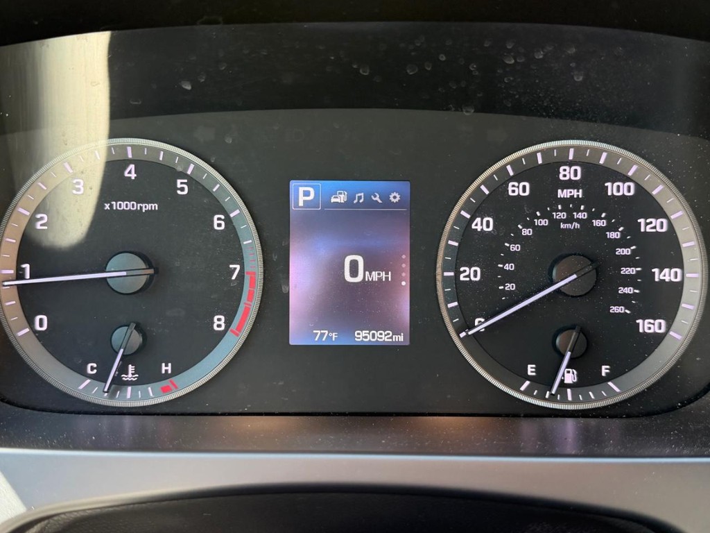 Hyundai Sonata Vehicle Full-screen Gallery Image 29
