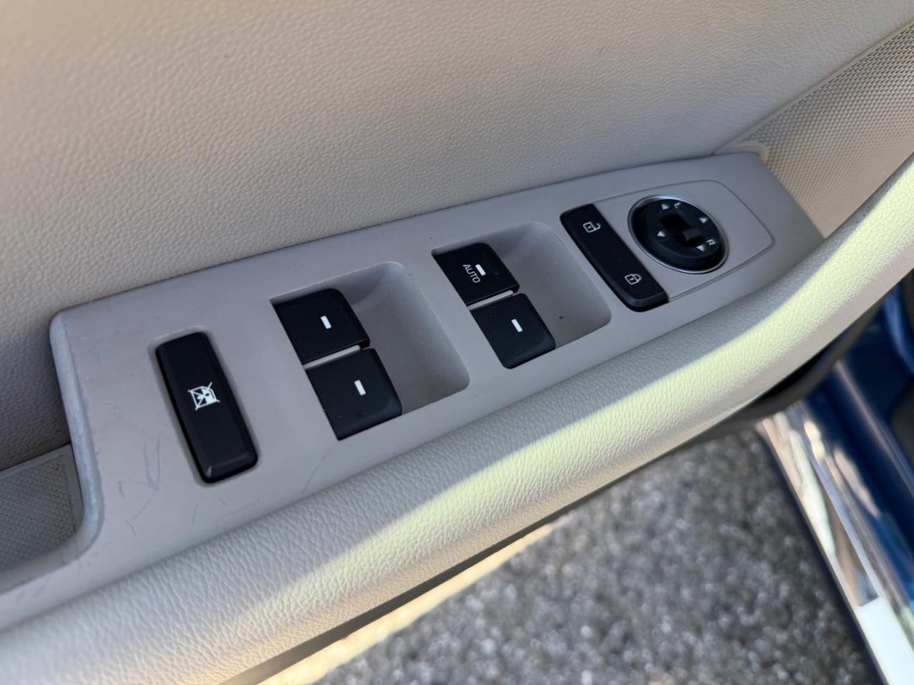 Hyundai Sonata Vehicle Full-screen Gallery Image 30