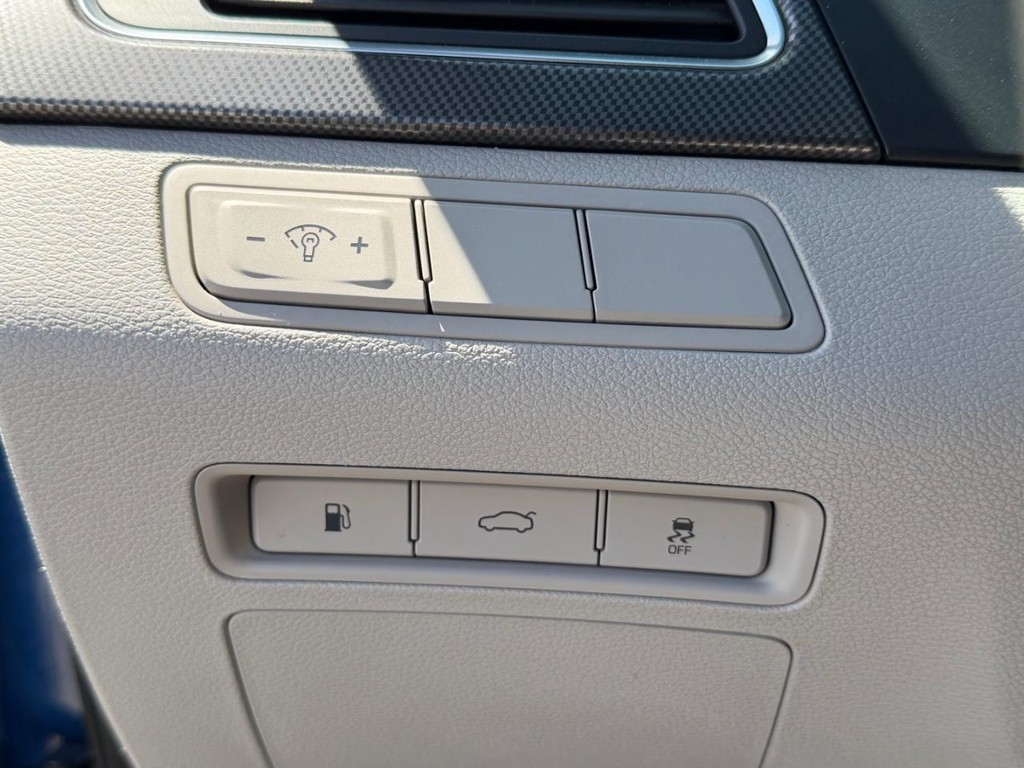 Hyundai Sonata Vehicle Full-screen Gallery Image 31