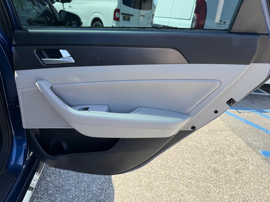 Hyundai Sonata Vehicle Full-screen Gallery Image 33