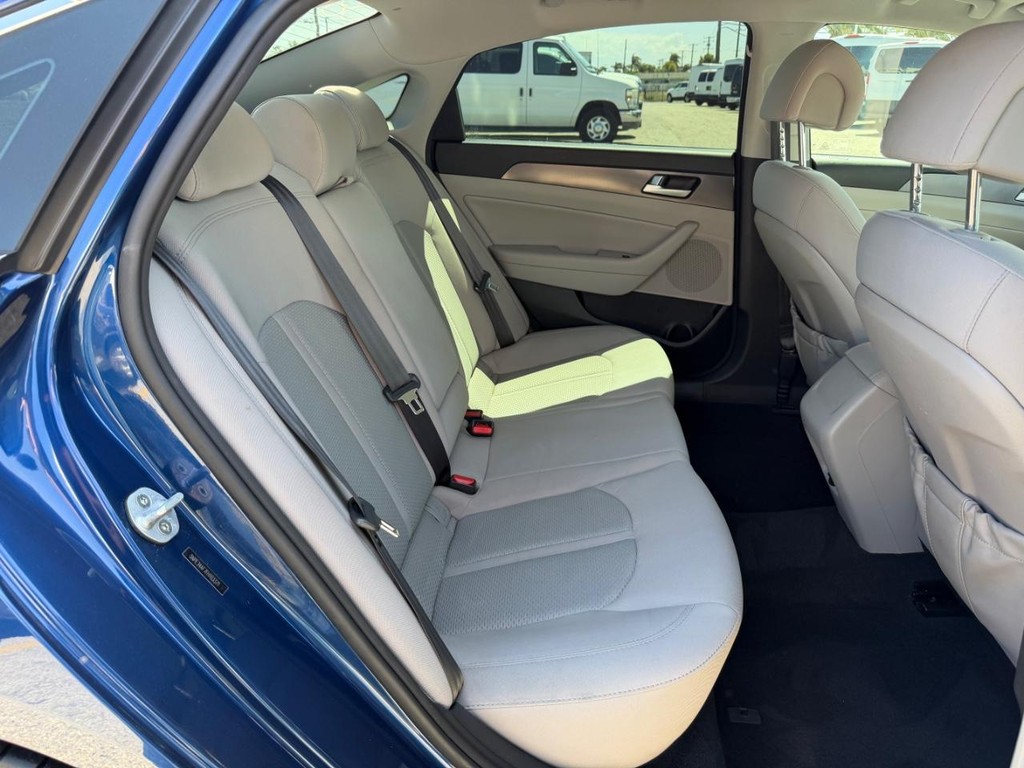 Hyundai Sonata Vehicle Full-screen Gallery Image 34