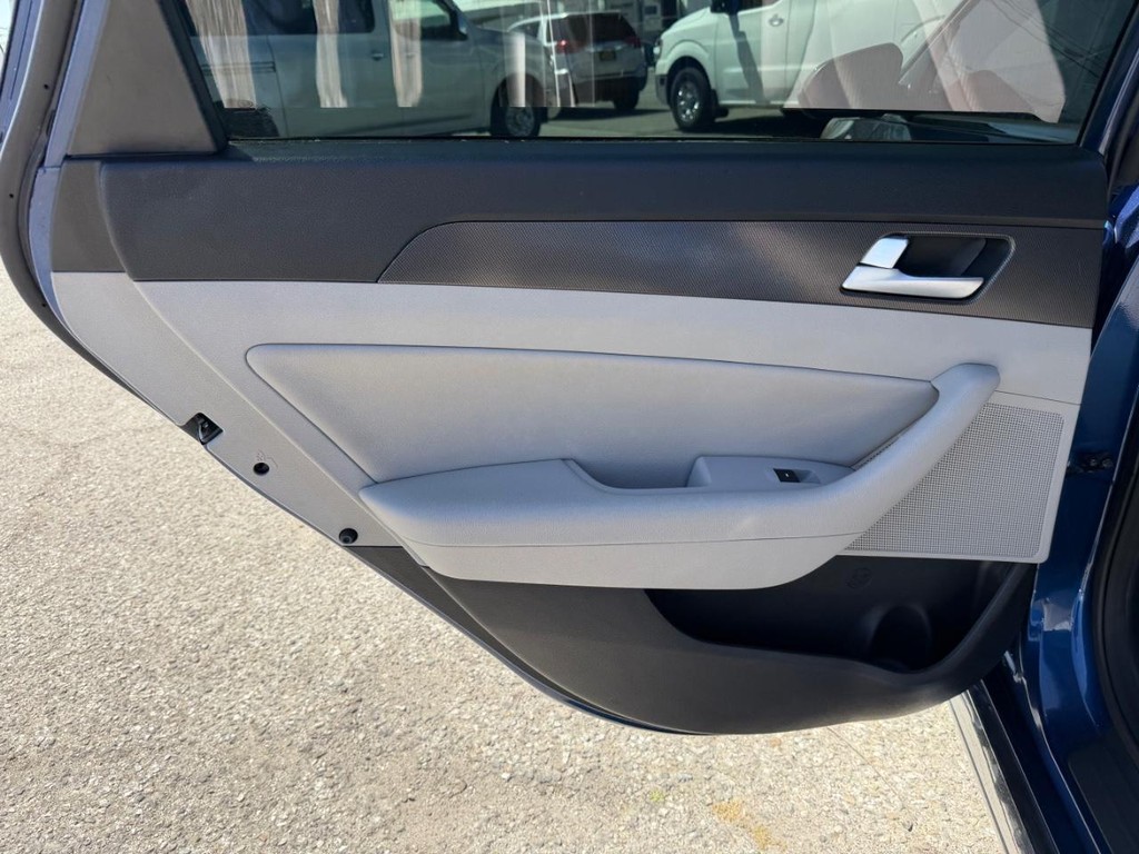 Hyundai Sonata Vehicle Full-screen Gallery Image 35