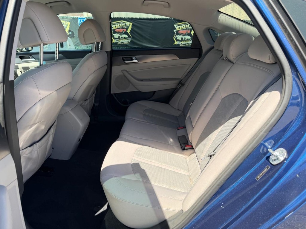 Hyundai Sonata Vehicle Full-screen Gallery Image 36