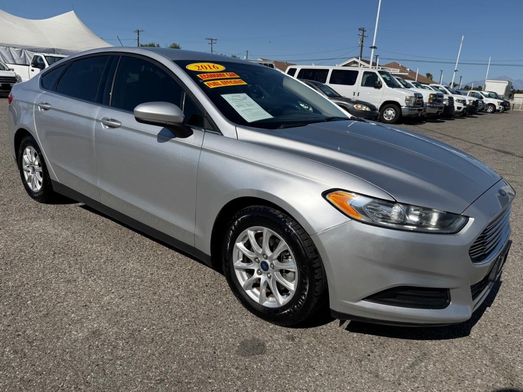 Ford Fusion Vehicle Full-screen Gallery Image 03