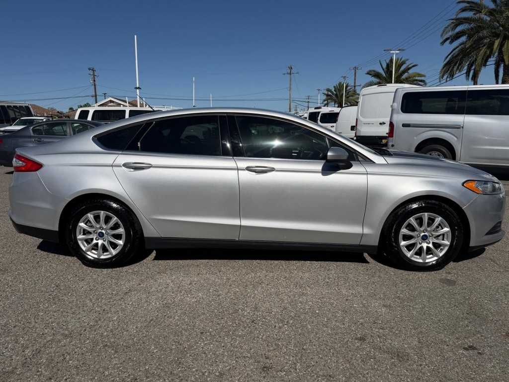 Ford Fusion Vehicle Full-screen Gallery Image 05