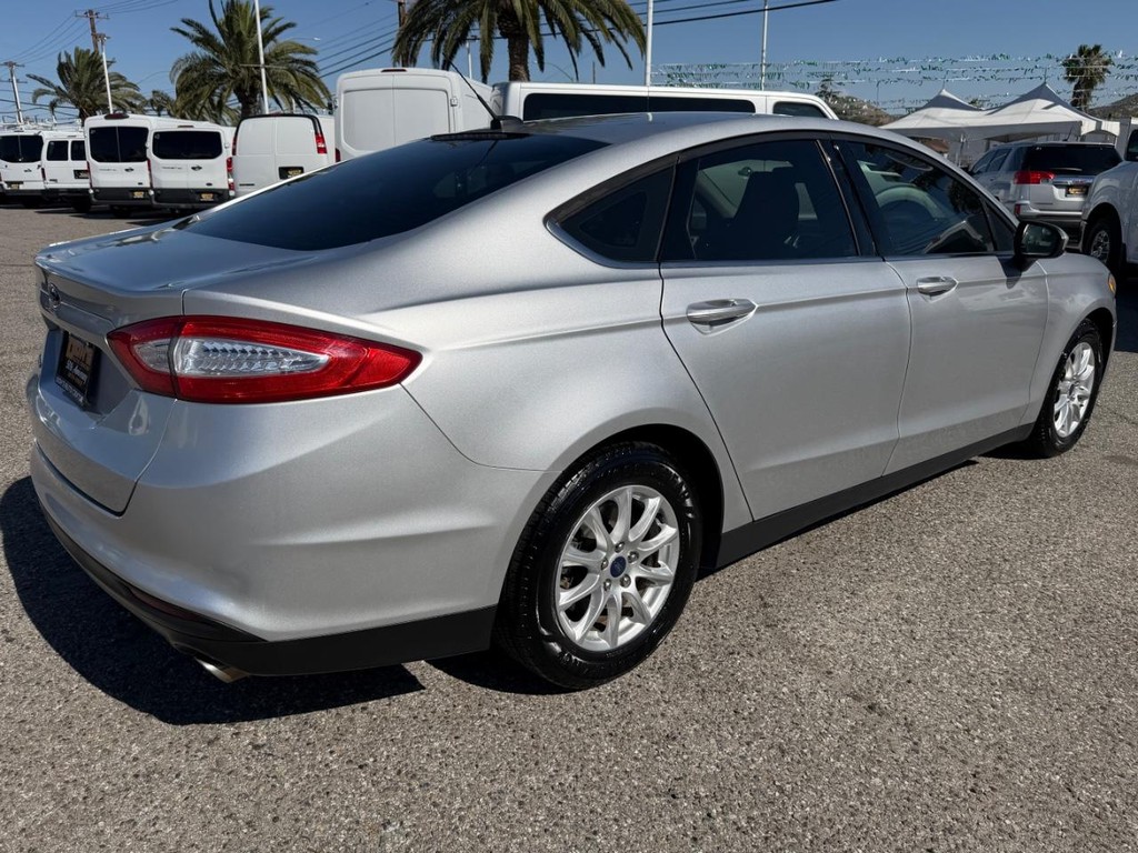 Ford Fusion Vehicle Full-screen Gallery Image 06