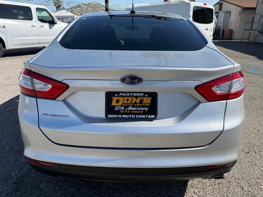 Ford Fusion Vehicle Full-screen Gallery Image 08