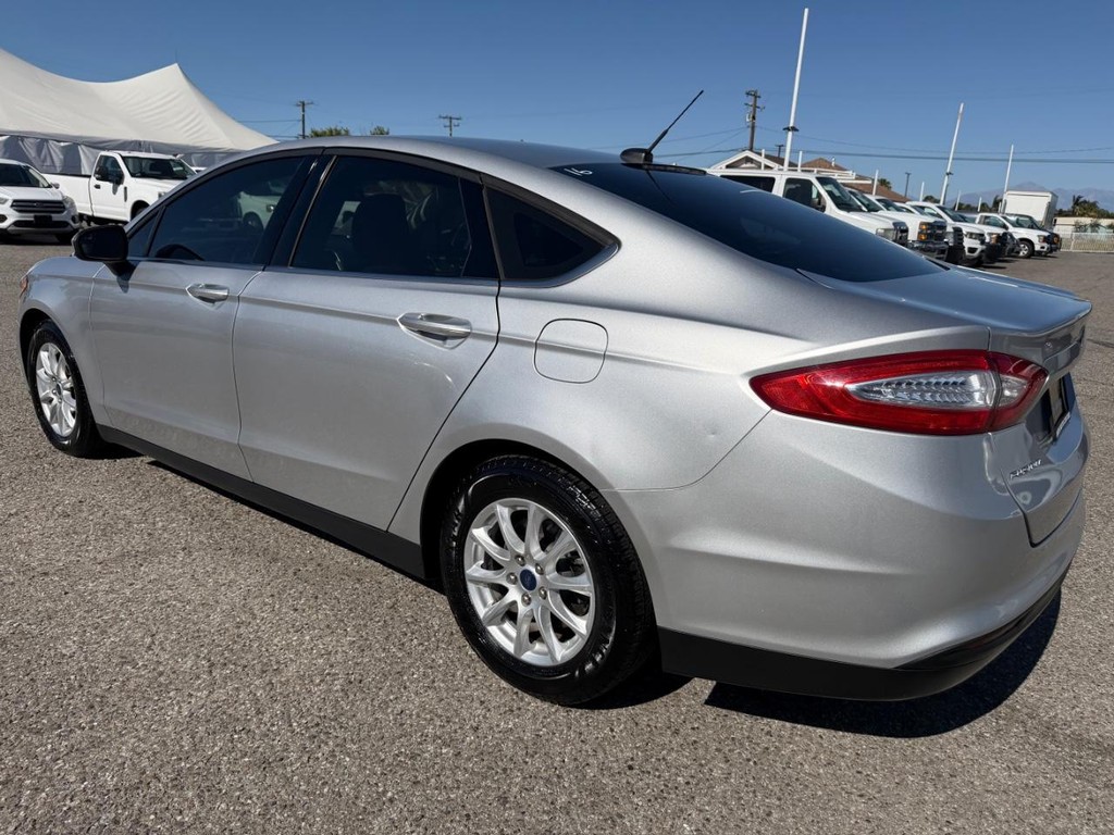 Ford Fusion Vehicle Full-screen Gallery Image 09