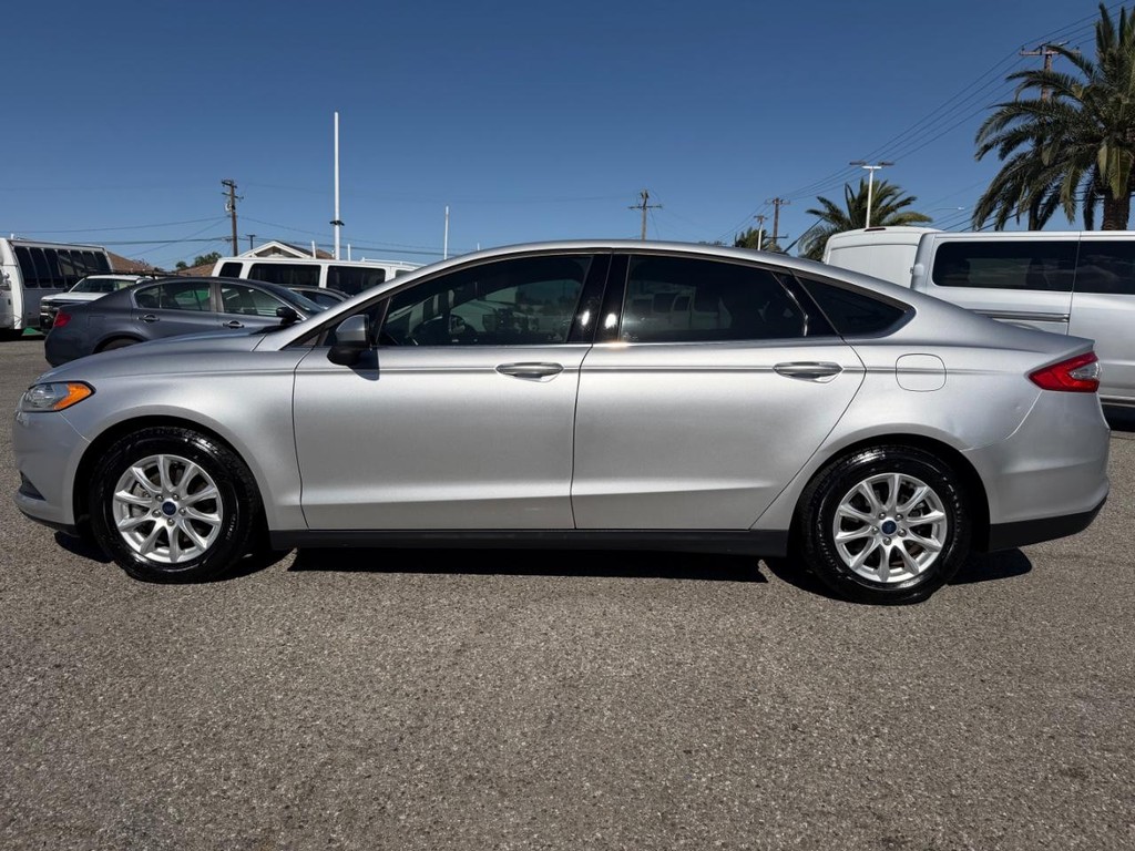 Ford Fusion Vehicle Full-screen Gallery Image 11