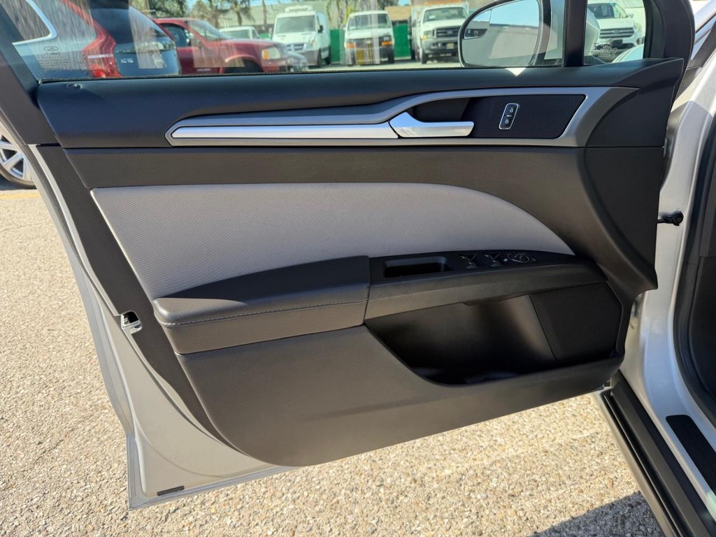 Ford Fusion Vehicle Full-screen Gallery Image 15