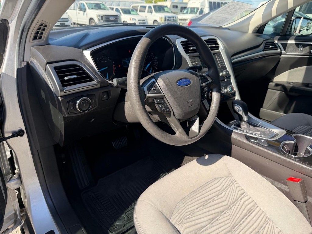 Ford Fusion Vehicle Full-screen Gallery Image 16
