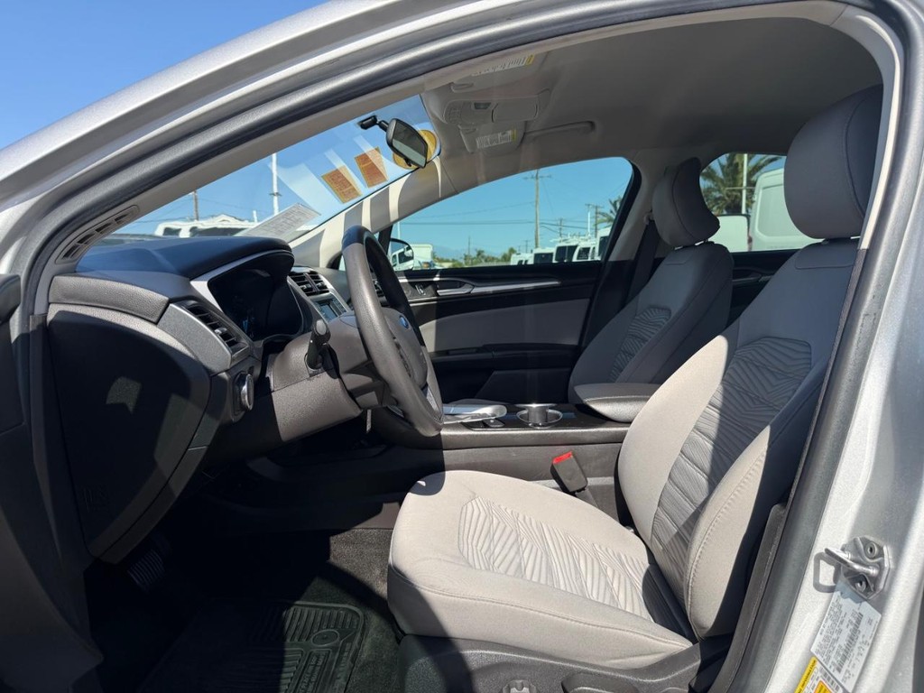 Ford Fusion Vehicle Full-screen Gallery Image 17