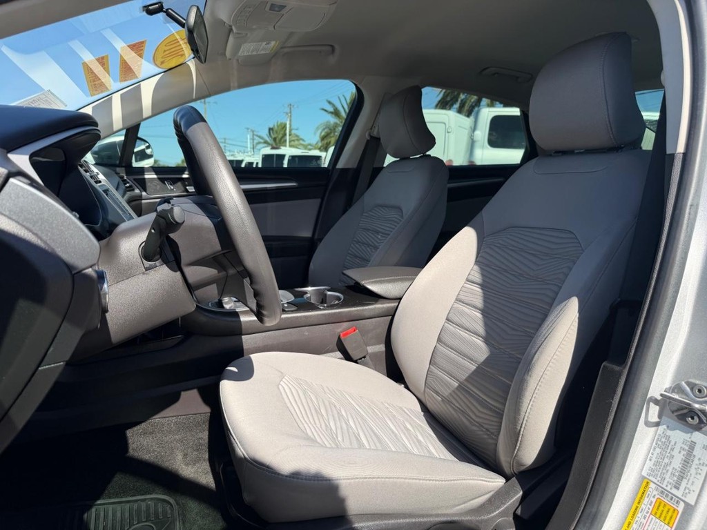 Ford Fusion Vehicle Full-screen Gallery Image 18