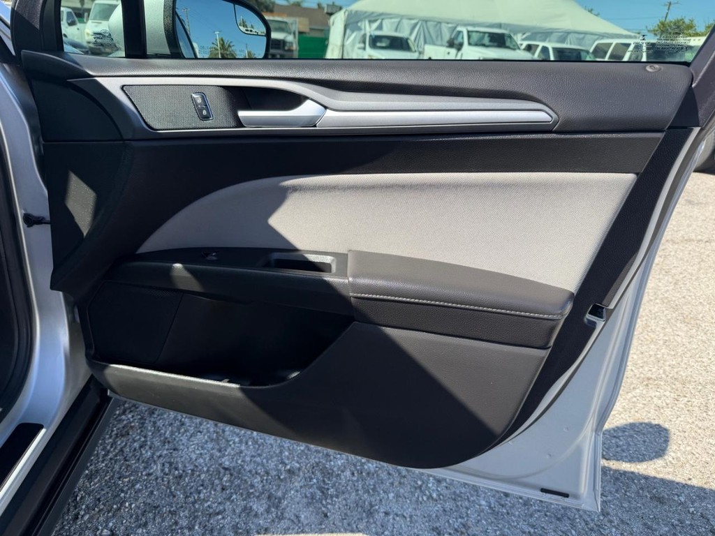 Ford Fusion Vehicle Full-screen Gallery Image 19