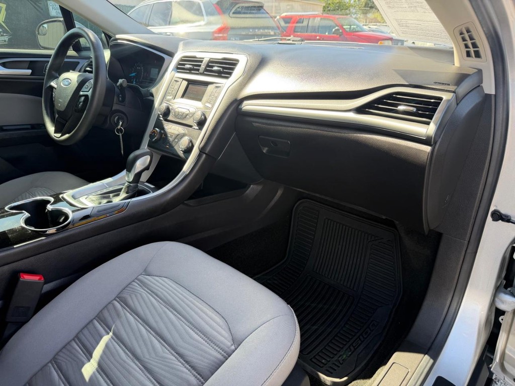 Ford Fusion Vehicle Full-screen Gallery Image 20