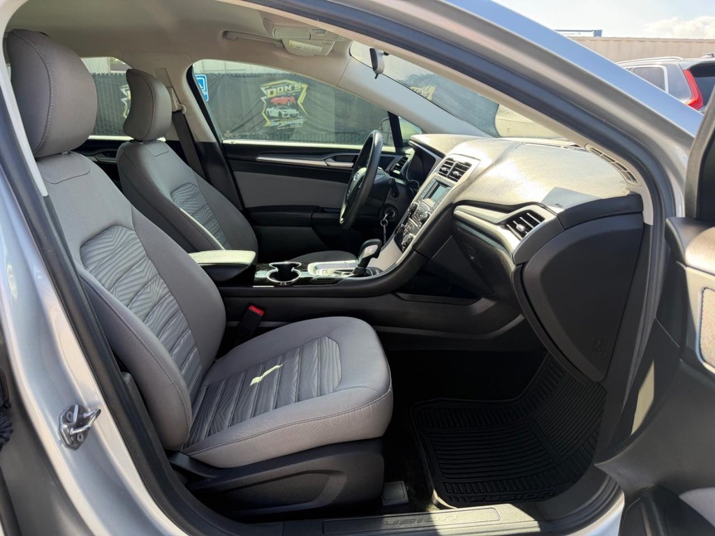 Ford Fusion Vehicle Full-screen Gallery Image 21