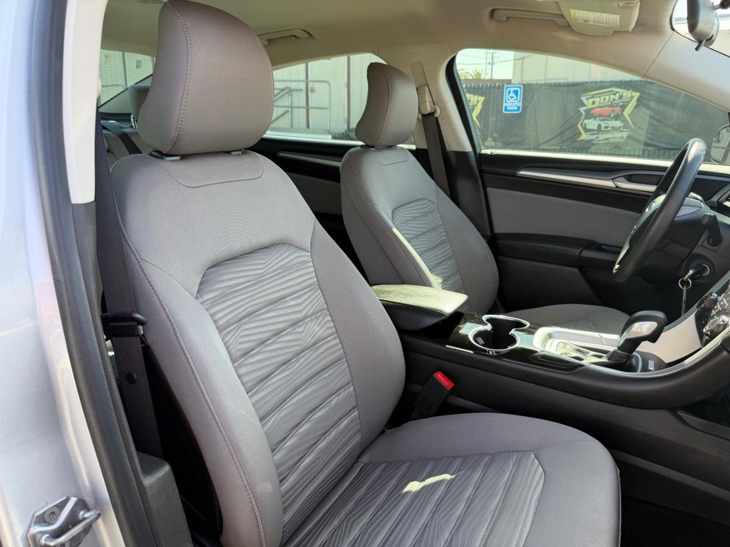 Ford Fusion Vehicle Full-screen Gallery Image 22