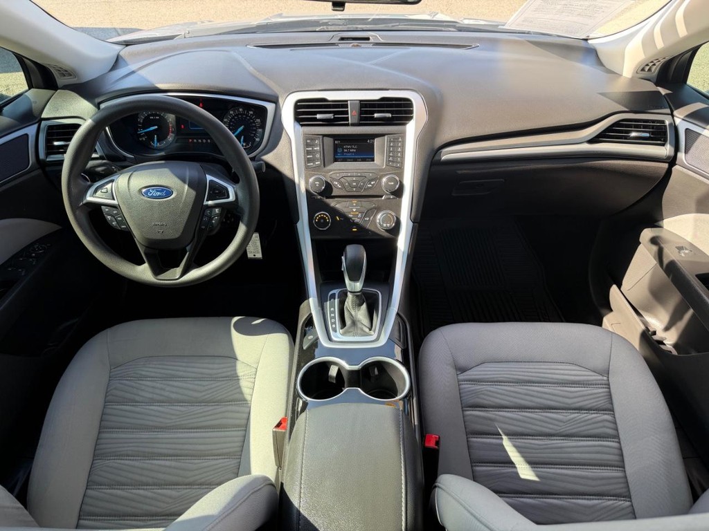 Ford Fusion Vehicle Full-screen Gallery Image 23