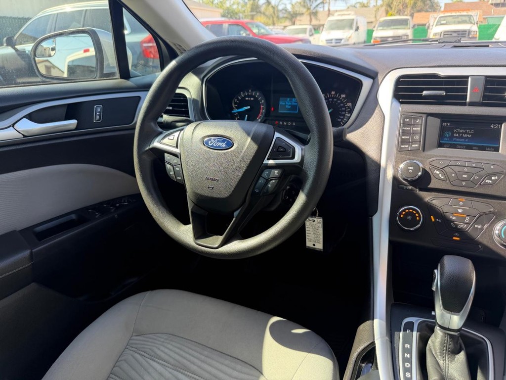 Ford Fusion Vehicle Full-screen Gallery Image 24