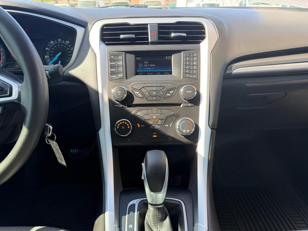 Ford Fusion Vehicle Full-screen Gallery Image 25