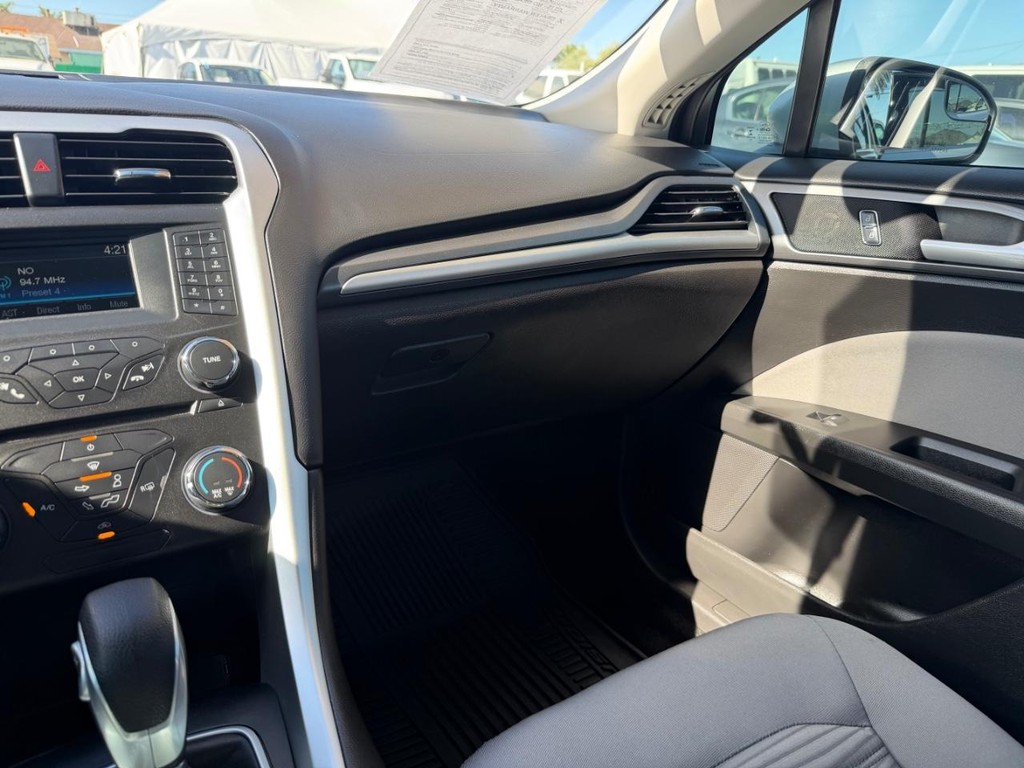 Ford Fusion Vehicle Full-screen Gallery Image 26