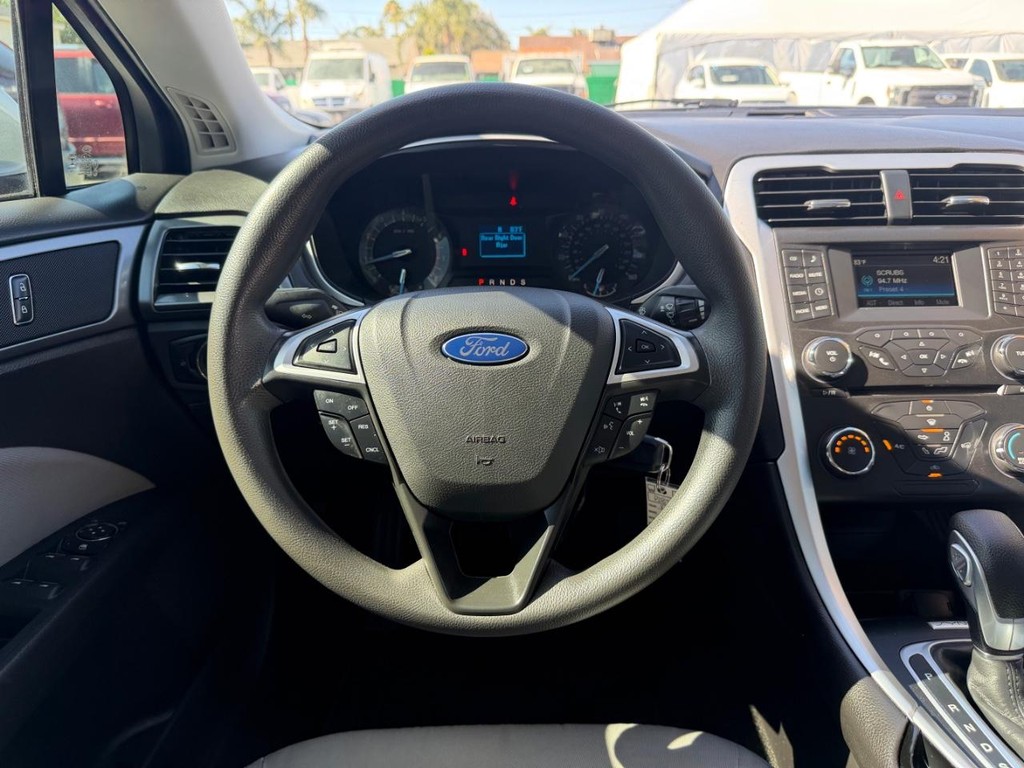 Ford Fusion Vehicle Full-screen Gallery Image 27