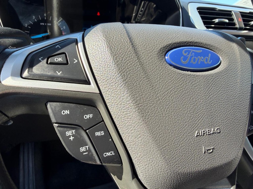 Ford Fusion Vehicle Full-screen Gallery Image 28