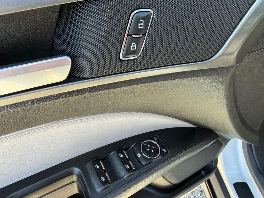 Ford Fusion Vehicle Full-screen Gallery Image 31