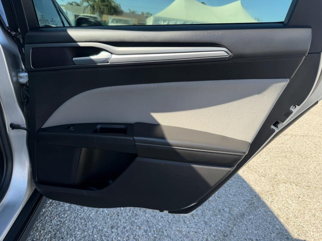 Ford Fusion Vehicle Full-screen Gallery Image 33