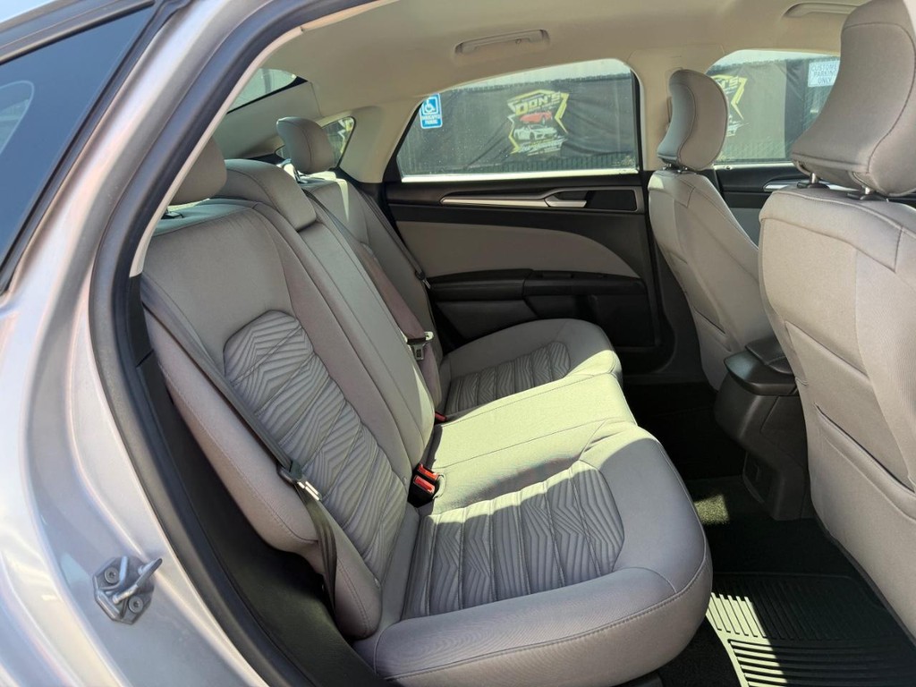 Ford Fusion Vehicle Full-screen Gallery Image 34