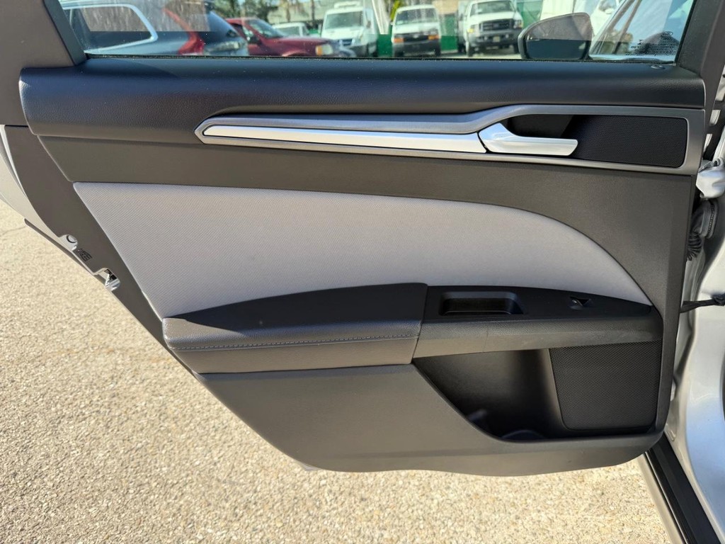 Ford Fusion Vehicle Full-screen Gallery Image 35