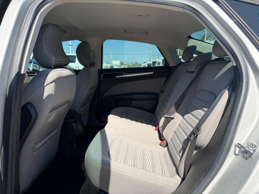 Ford Fusion Vehicle Full-screen Gallery Image 36
