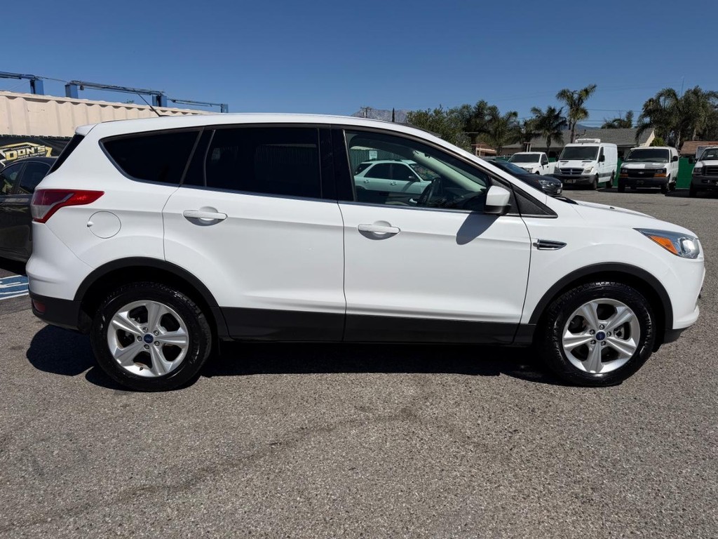 Ford Escape Vehicle Full-screen Gallery Image 05