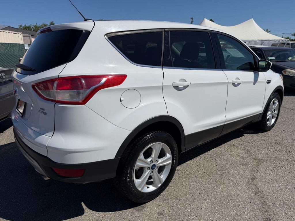 Ford Escape Vehicle Full-screen Gallery Image 06