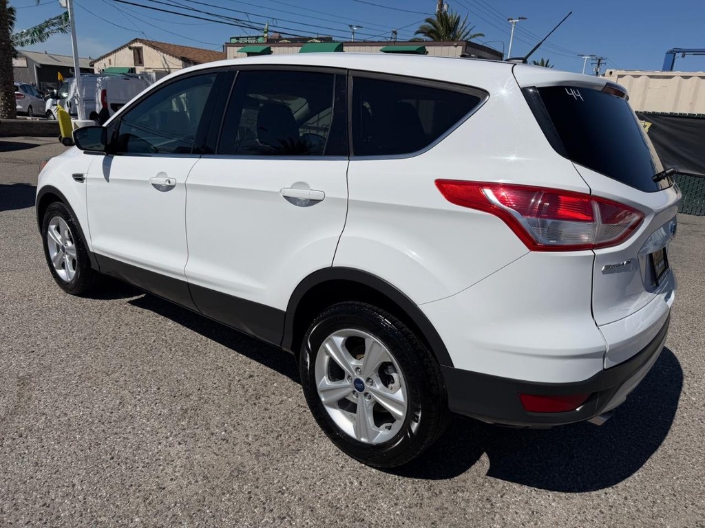 Ford Escape Vehicle Full-screen Gallery Image 09