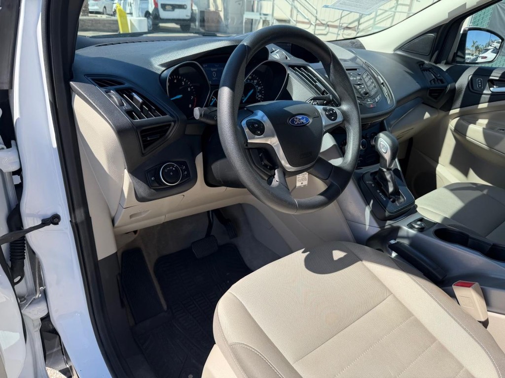 Ford Escape Vehicle Full-screen Gallery Image 16
