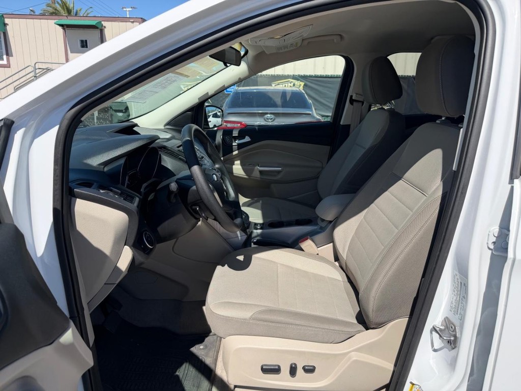 Ford Escape Vehicle Full-screen Gallery Image 17