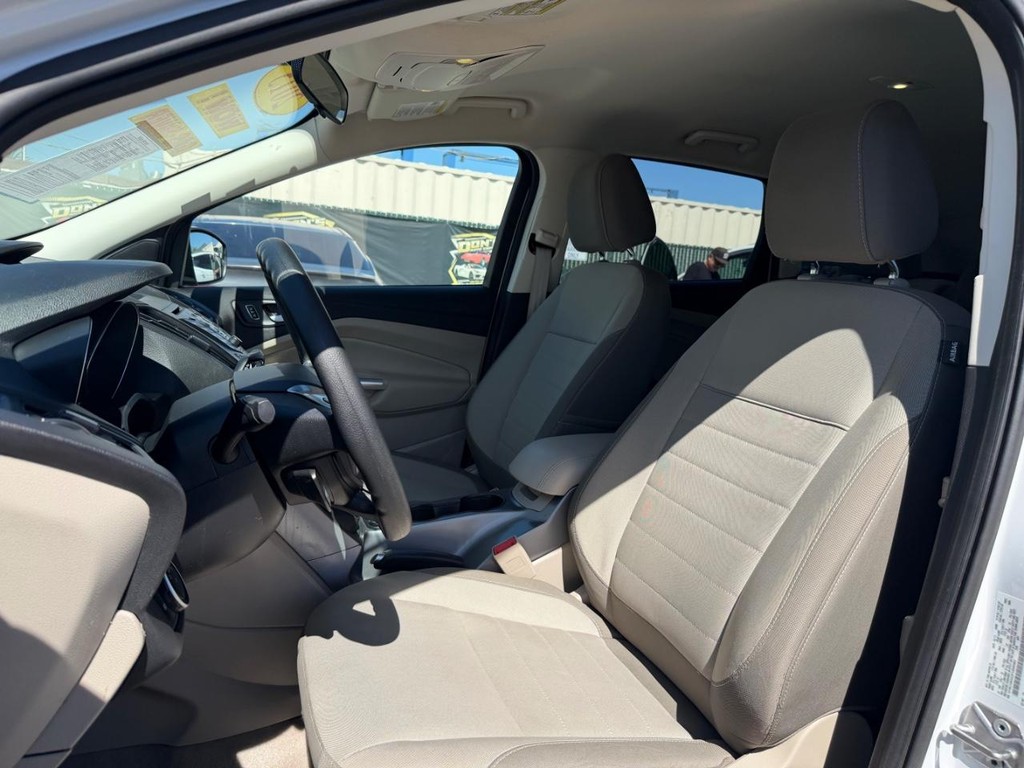 Ford Escape Vehicle Full-screen Gallery Image 18