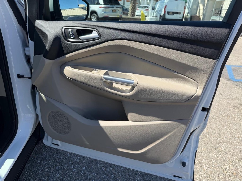 Ford Escape Vehicle Full-screen Gallery Image 19