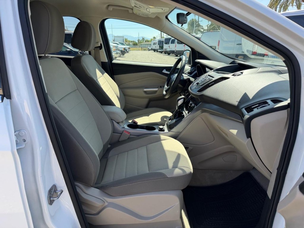 Ford Escape Vehicle Full-screen Gallery Image 21
