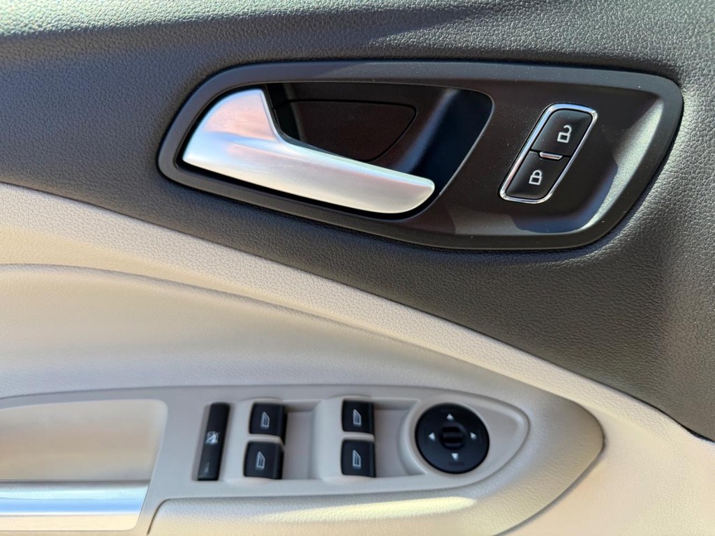 Ford Escape Vehicle Full-screen Gallery Image 30