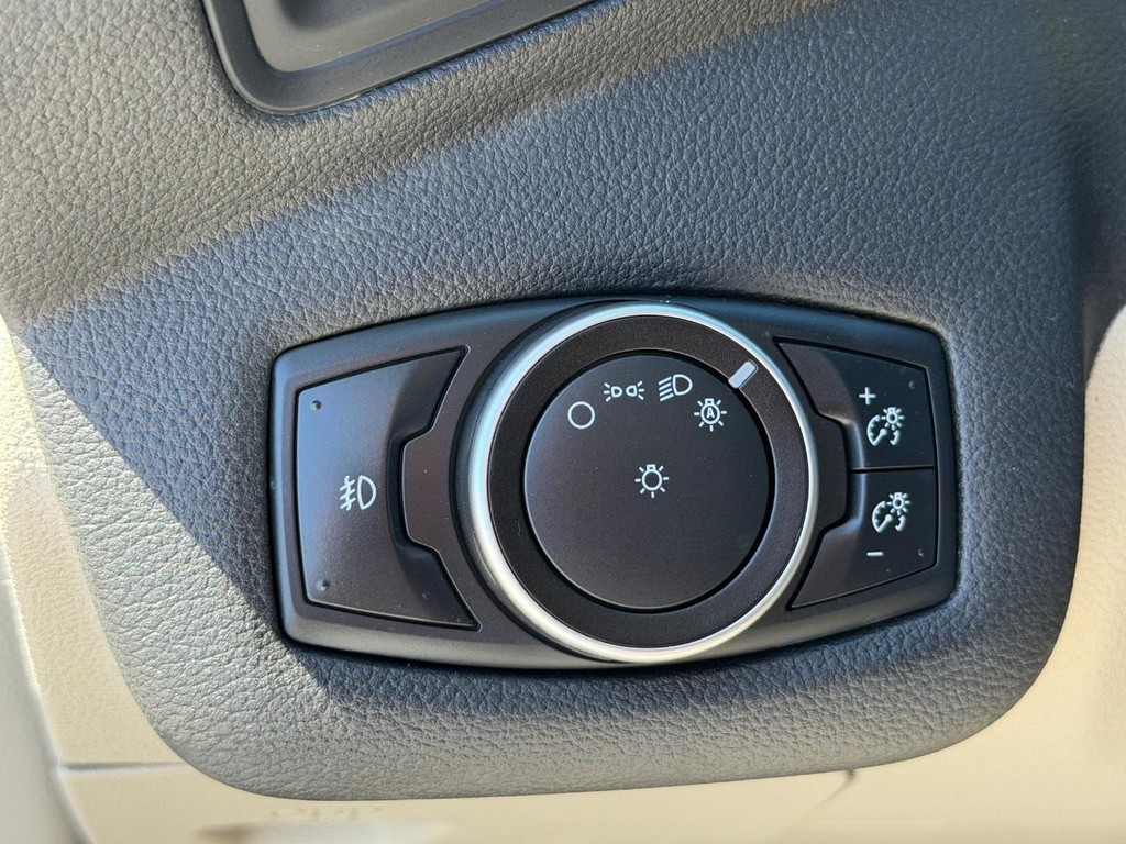 Ford Escape Vehicle Full-screen Gallery Image 31