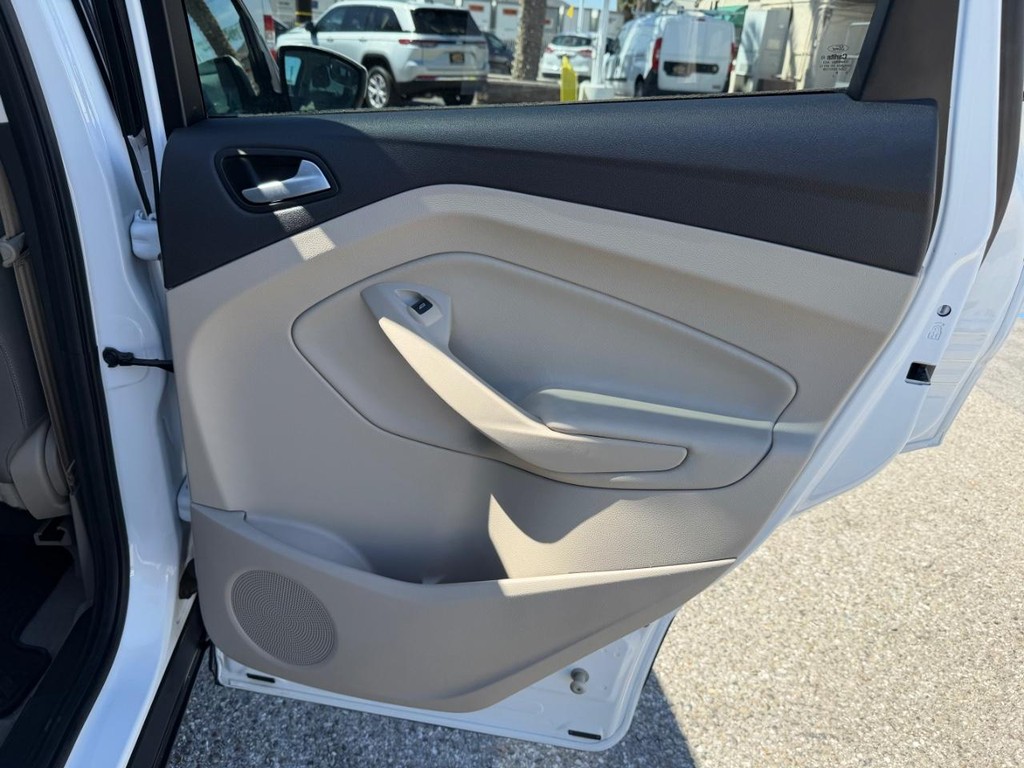 Ford Escape Vehicle Full-screen Gallery Image 33