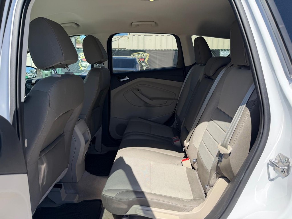 Ford Escape Vehicle Full-screen Gallery Image 36