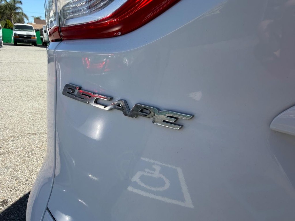 Ford Escape Vehicle Full-screen Gallery Image 40